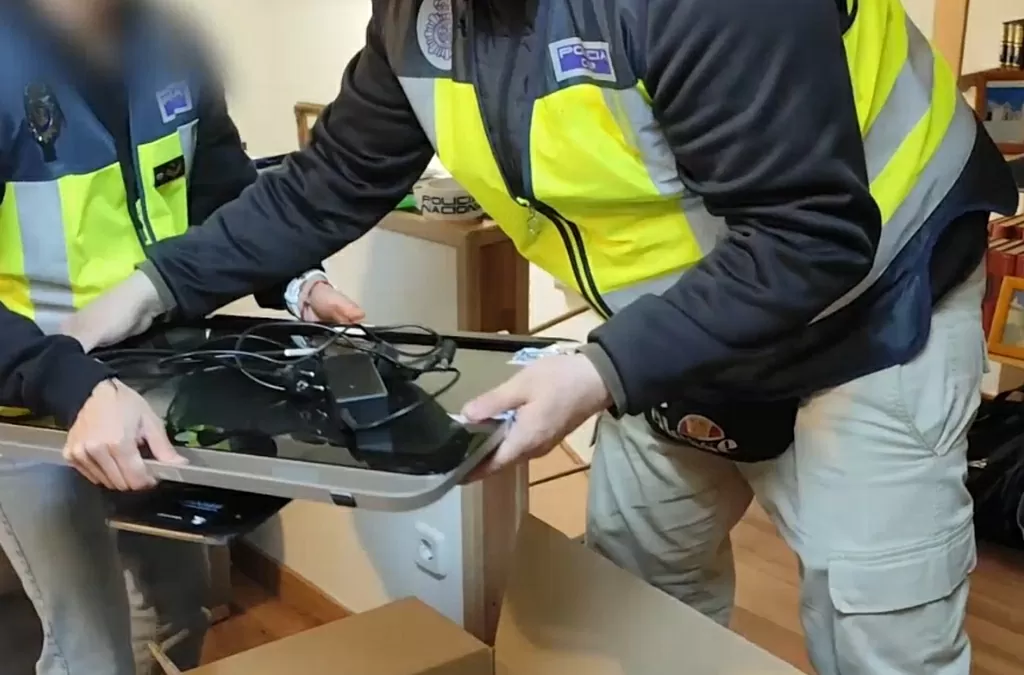 Chiến dịch quốc tế bắt giữ 20 đối tượng liên quan đến tài liệu lạm dụng tình dục trẻ em: Thu hồi thiết bị ở Tây Ban Nha. (Nguồn: Interpol)