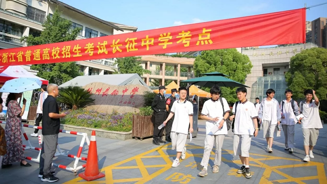 Hơn 13 triệu thí sinh Trung Quốc bước vào kỳ 'Cao khảo' khốc liệt hàng đầu thế giới Hơn 13 triệu thí sinh Trung Quốc bước vào kỳ 'Cao khảo' khốc liệt hàng đầu thế giới