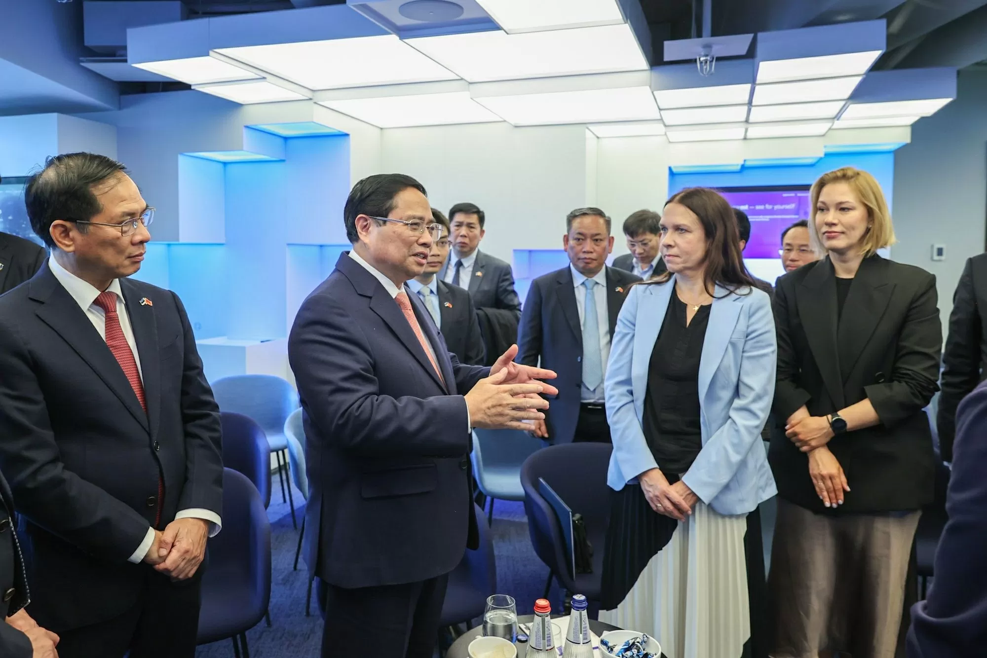 Thủ tướng Phạm Minh Chính và đoàn công tác đã thăm, làm việc tại Trung tâm e-Estonia (e-Estonia Briefing Centre) - biểu tượng của chính phủ số hàng đầu thế giới.