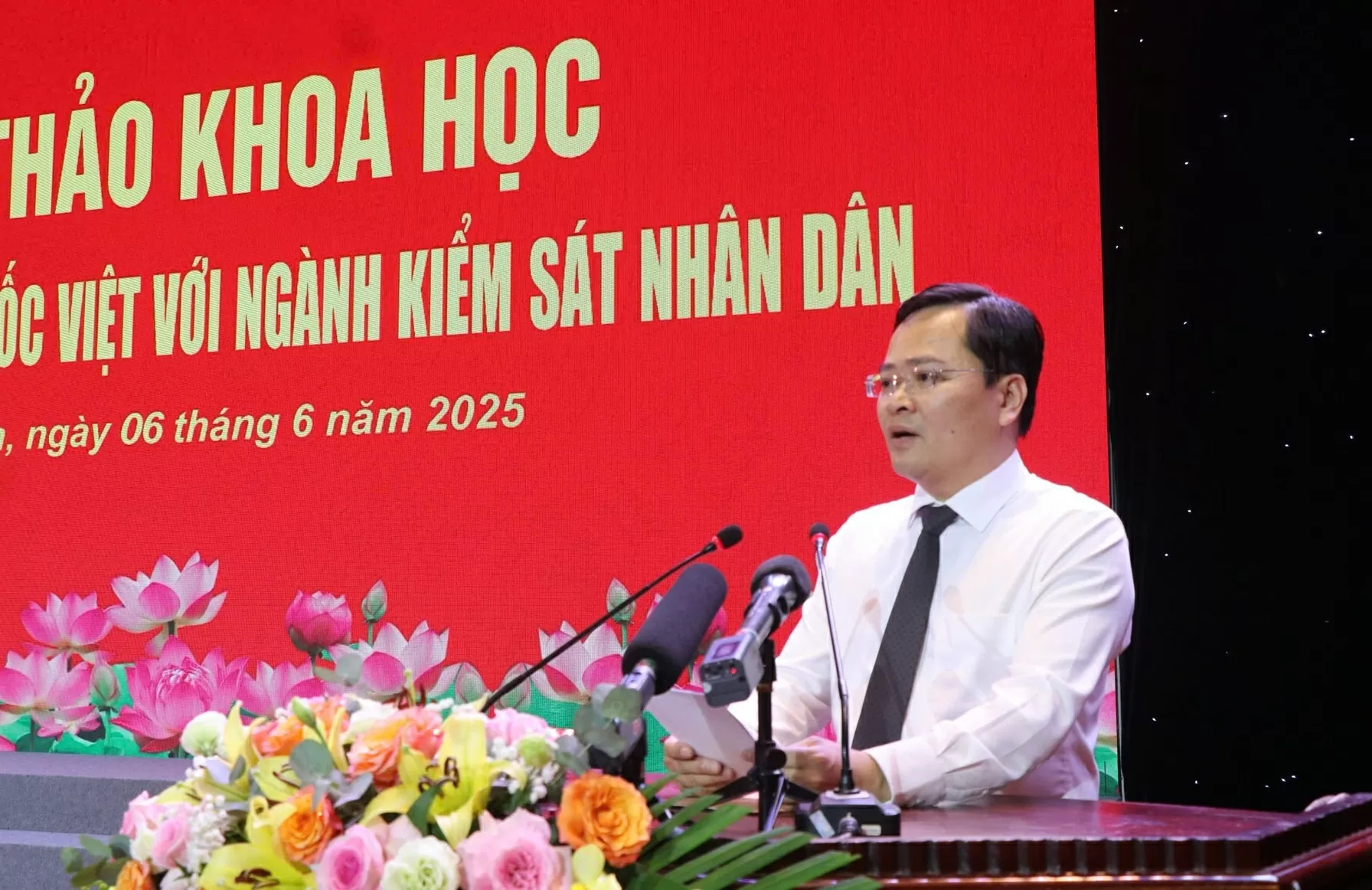 Đồng chí Nguyễn Anh Tuấn, Ủy viên Trung ương Đảng, Bí thư Tỉnh ủy Bắc Ninh phát biểu chào mừng Hội thảo.