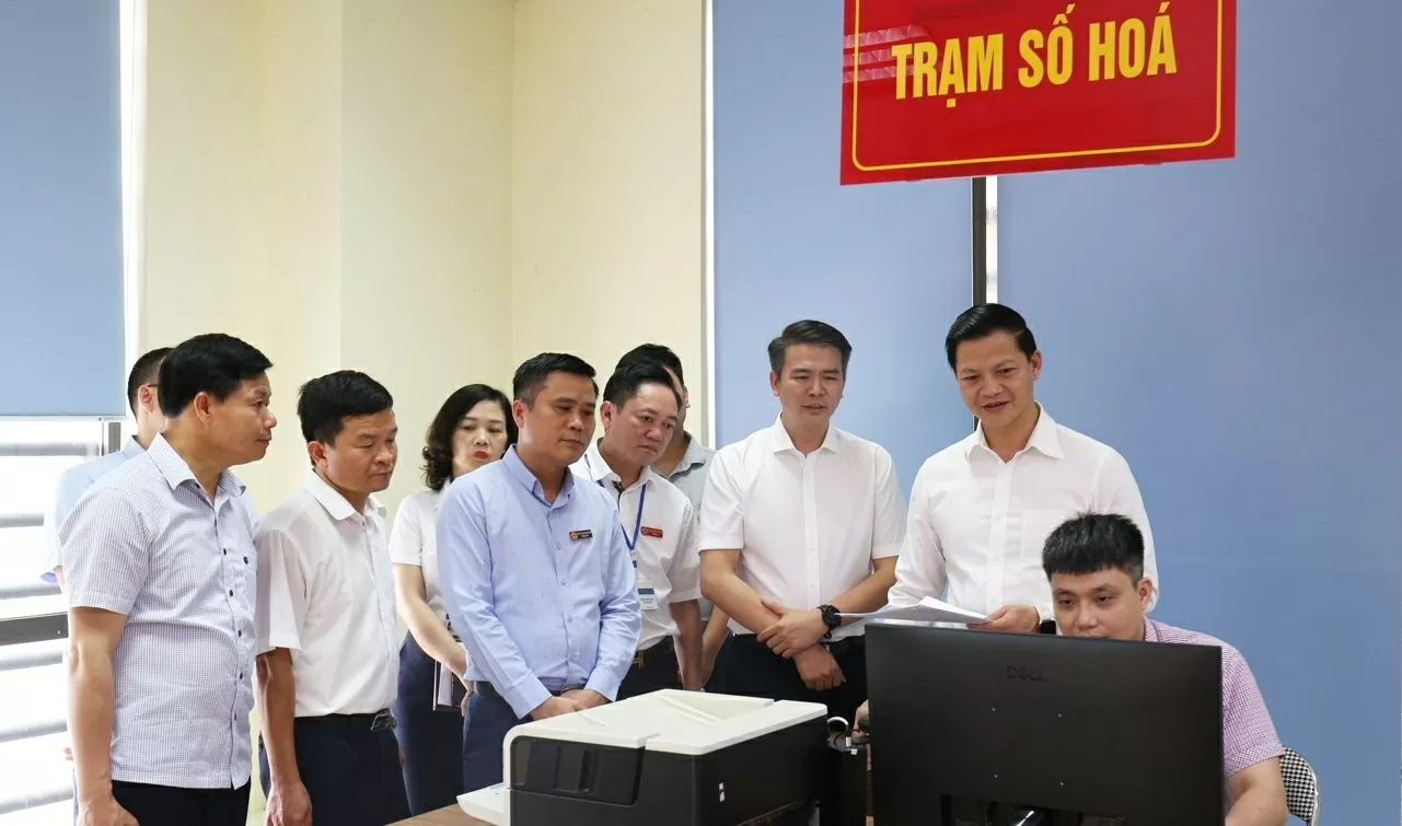 Chủ tịch UBND tỉnh Vương Quốc Tuấn (thứ 2 từ phải qua) và lãnh đạo các sở, ngành tham quan mô hình Trung tâm PVHCC một cấp. (Nguồn: Thương hiệu Công luận)
