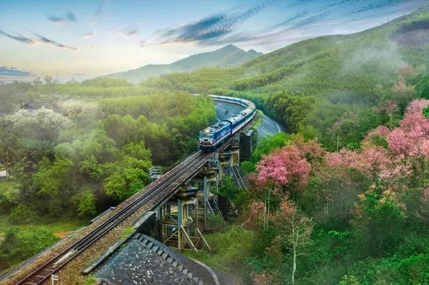 Dự án tuyến đường sắt Lào Cai-Hà Nội-Hải Phòng sẽ cùng với các tuyến vận tải đường sắt hiện hữu nâng cao năng lực cạnh tranh cho ngành đường sắt. Ảnh: Tổng công ty Đường sắt Việt Nam) Dự án tuyến đường sắt Lào Cai-Hà Nội-Hải Phòng sẽ cùng với các tuyến vận tải đường sắt hiện hữu nâng cao năng lực cạnh tranh cho ngành đường sắt. Ảnh: Tổng công ty Đường sắt Việt Nam)