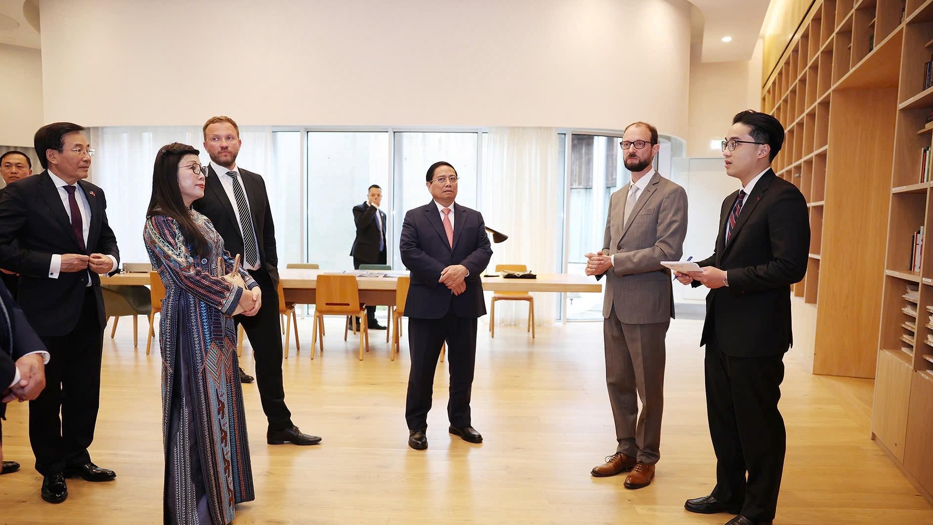 thu tuong pham minh chinh va phu nhan tham trung tam arvo p rt bieu tuong van hoa noi bat cua estonia