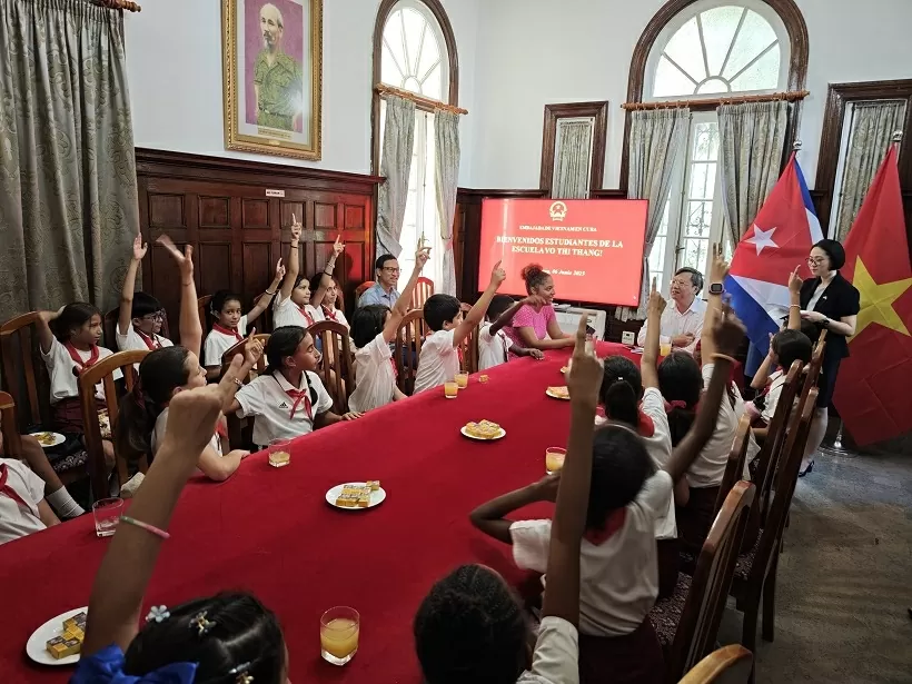 Học sinh Cuba hào hứng khám phá 'Việt Nam thu nhỏ' tại Đại sứ quán Học sinh Cuba hào hứng khám phá 'Việt Nam thu nhỏ' tại Đại sứ quán