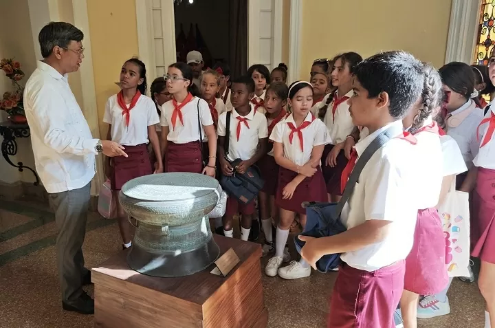Học sinh Cuba hào hứng khám phá 'Việt Nam thu nhỏ' tại Đại sứ quán Học sinh Cuba hào hứng khám phá 'Việt Nam thu nhỏ' tại Đại sứ quán