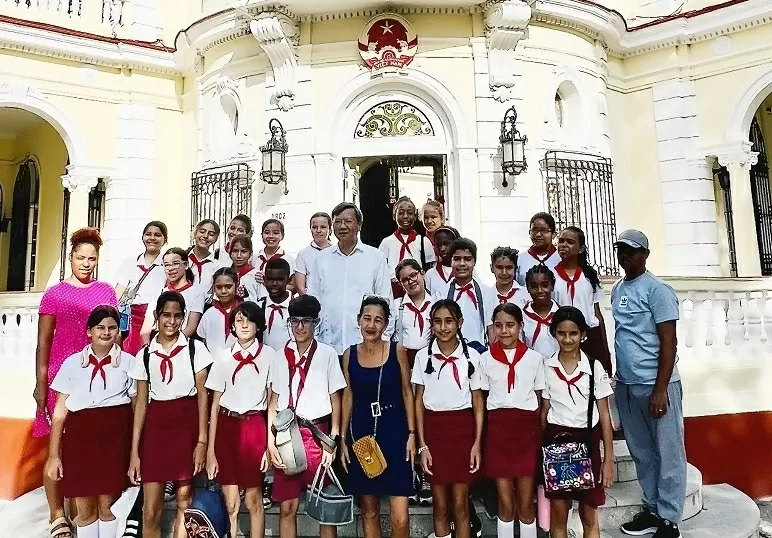 Học sinh Cuba hào hứng khám phá 'Việt Nam thu nhỏ' tại Đại sứ quán