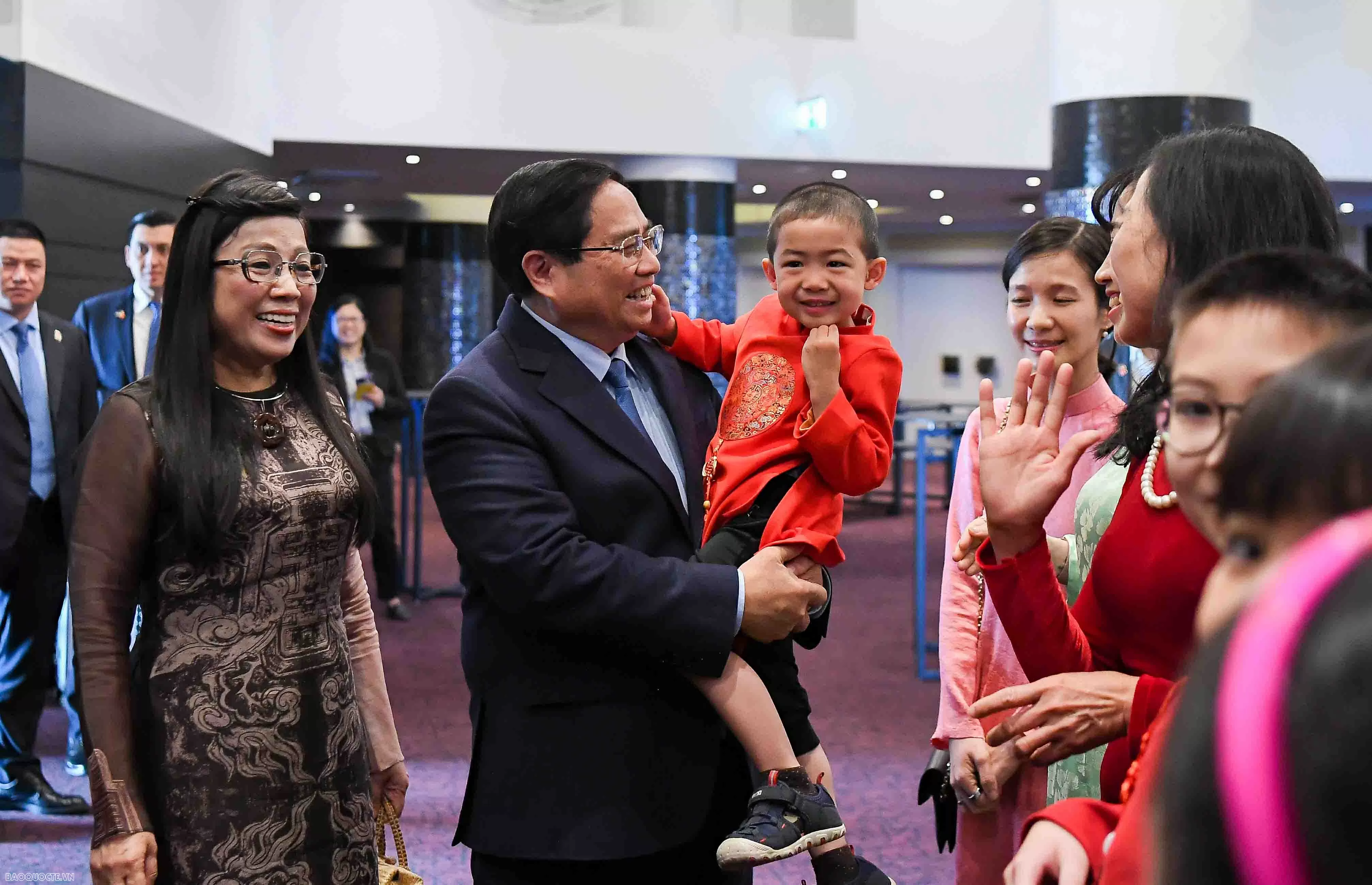 Thủ tướng Phạm Minh Chính và Phu nhân gặp cán bộ, nhân viên Đại sứ quán Việt Nam tại Estonia