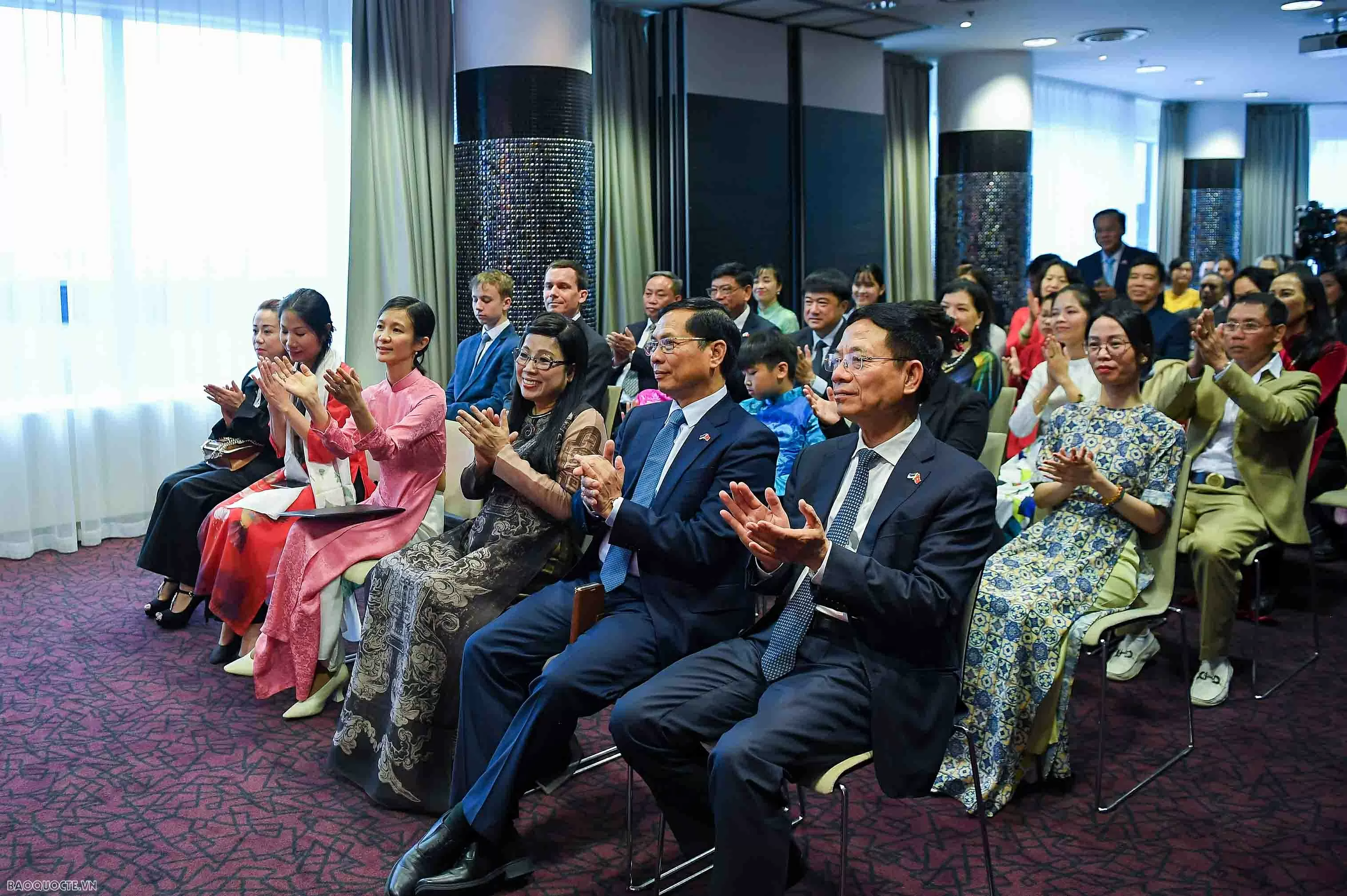 Thủ tướng Phạm Minh Chính và Phu nhân gặp cán bộ, nhân viên Đại sứ quán Việt Nam tại Estonia