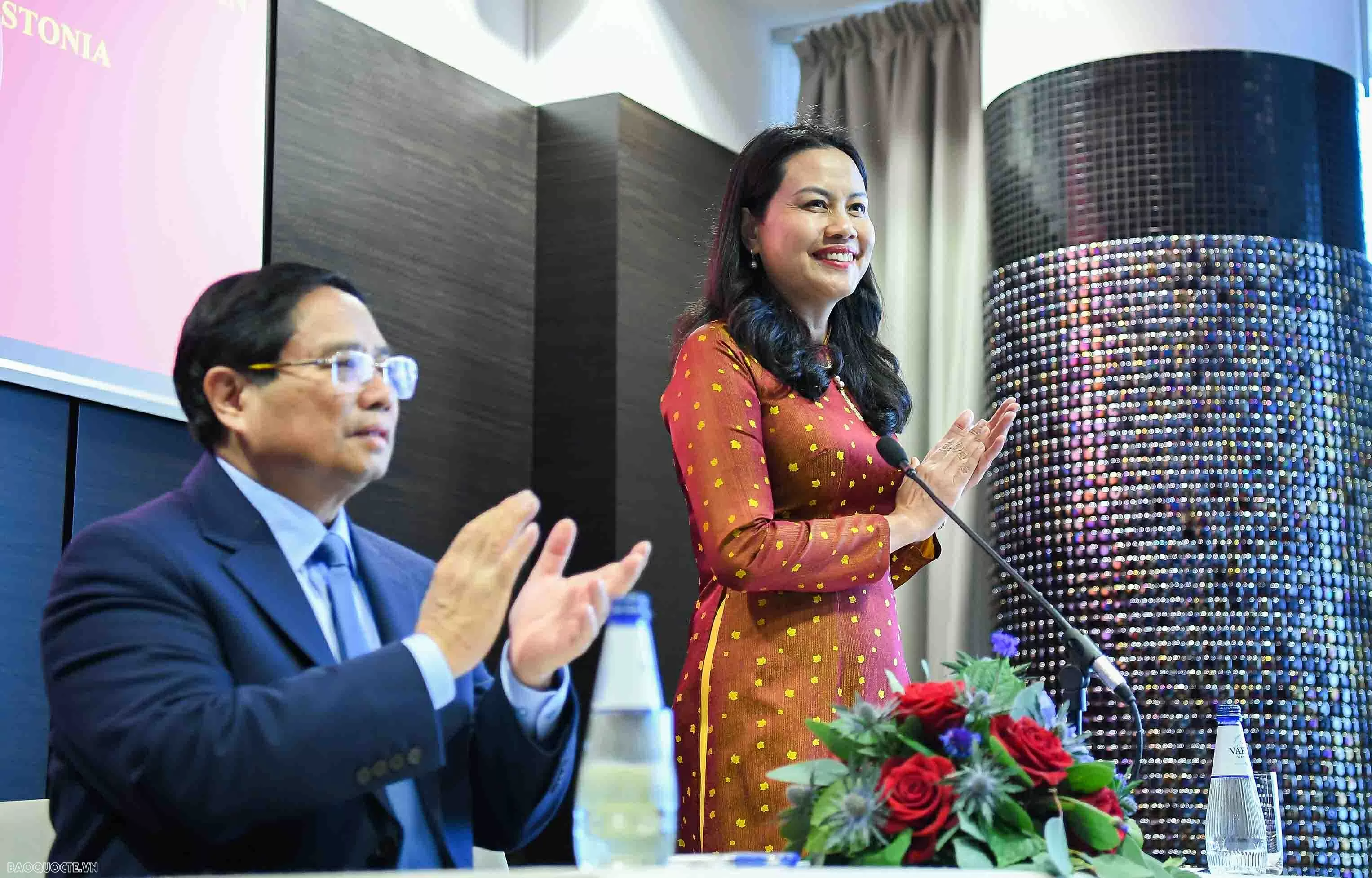 Thủ tướng Phạm Minh Chính và Phu nhân gặp cán bộ, nhân viên Đại sứ quán Việt Nam tại Estonia