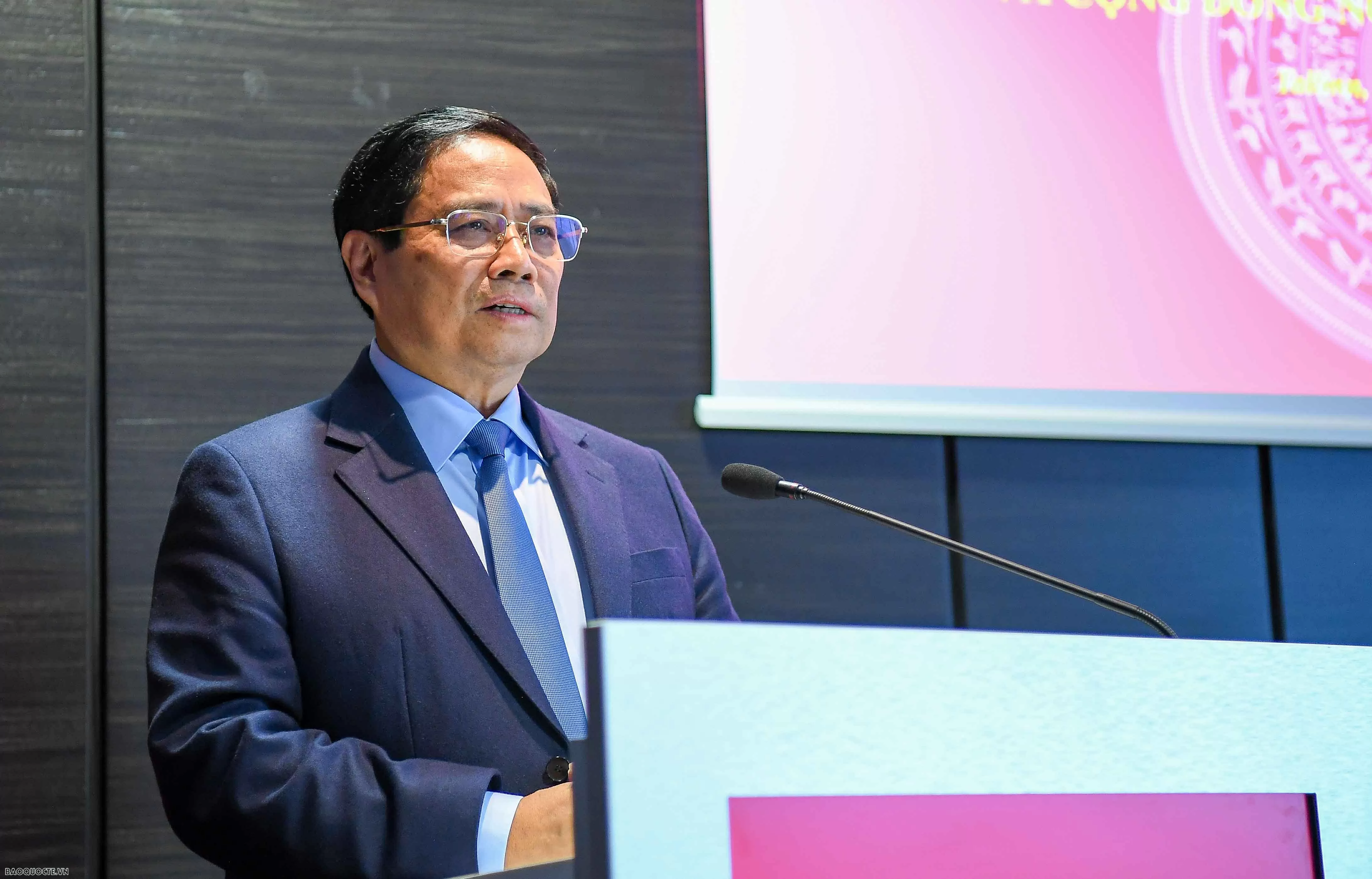 Thủ tướng Phạm Minh Chính và Phu nhân gặp cán bộ, nhân viên Đại sứ quán Việt Nam tại Estonia