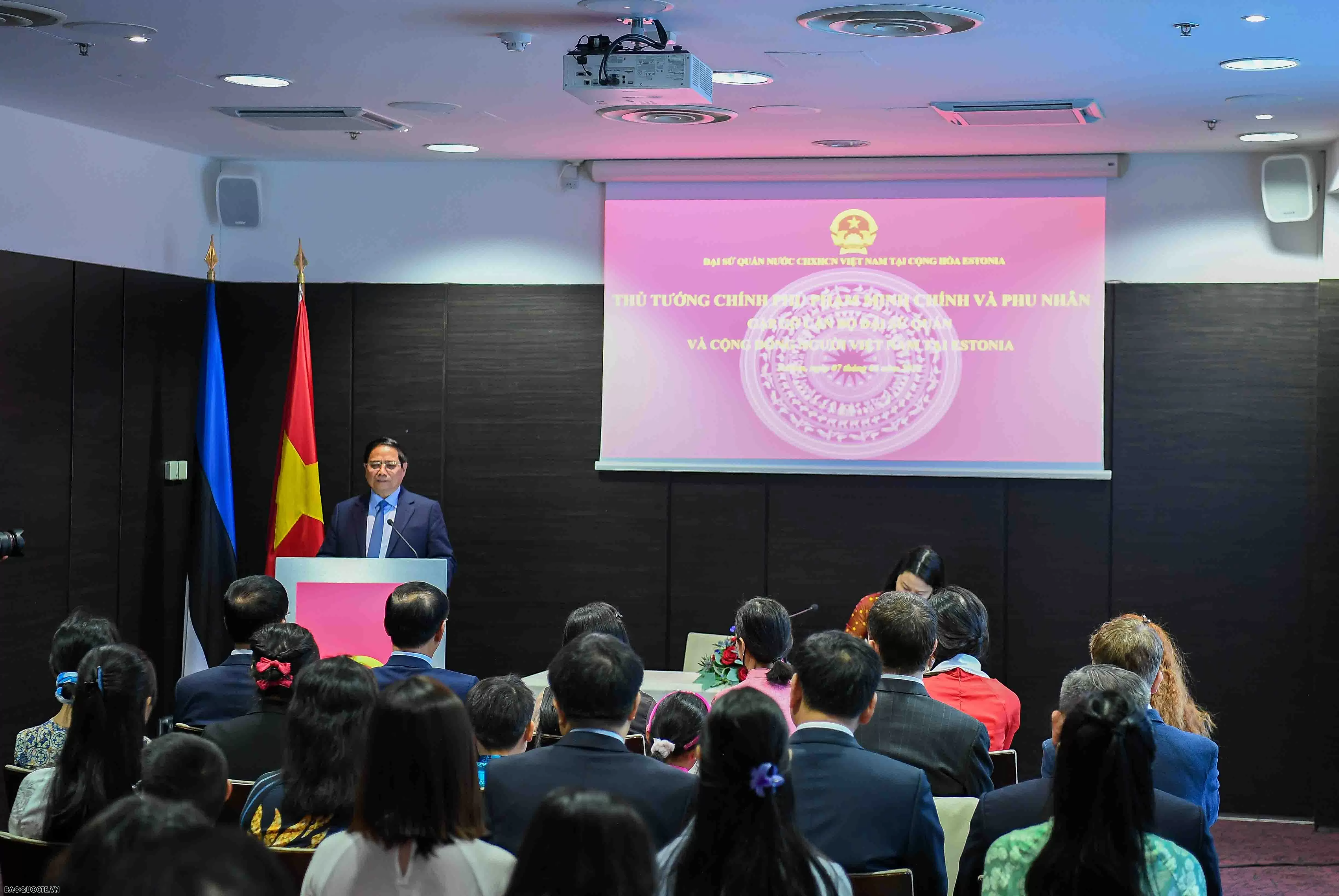 Thủ tướng Phạm Minh Chính và Phu nhân gặp cán bộ, nhân viên Đại sứ quán Việt Nam tại Estonia