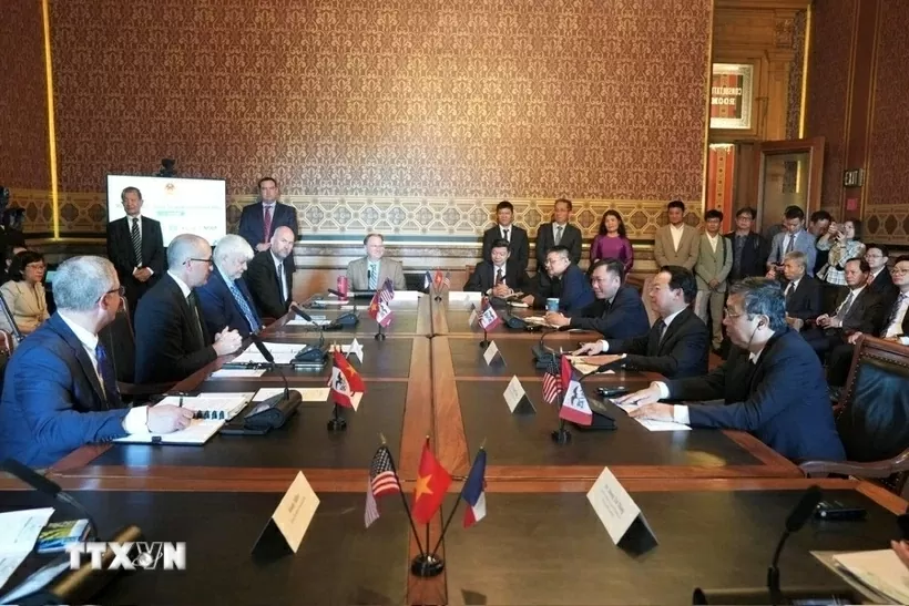 Bộ trưởng Bộ Nông nghiệp và Môi trường Đỗ Đức Duy dẫn đầu đoàn công tác với gần 50 cơ quan, doanh nghiệp, hiệp hội ngành nông nghiệp Việt Nam làm việc với Bộ Nông nghiệp tiểu bang Iowa (Mỹ). (Ảnh: TTXVN phát) Bộ trưởng Bộ Nông nghiệp và Môi trường Đỗ Đức Duy dẫn đầu đoàn công tác với gần 50 cơ quan, doanh nghiệp, hiệp hội ngành nông nghiệp Việt Nam làm việc với Bộ Nông nghiệp tiểu bang Iowa (Mỹ). (Ảnh: TTXVN phát)