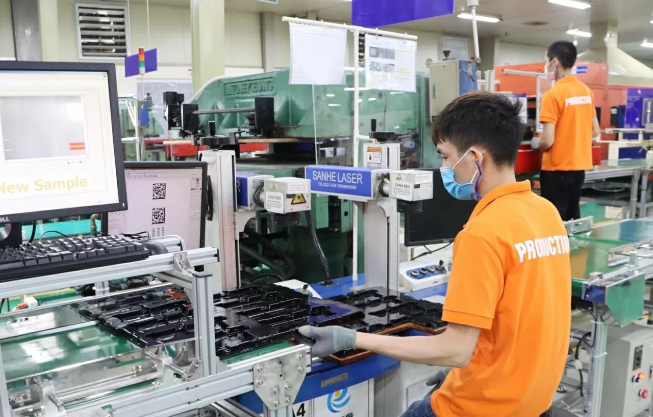 Nhân viên làm việc trong KCN Tiên Sơn, Bắc Ninh. (Ảnh: T.H) Nhân viên làm việc trong KCN Tiên Sơn, Bắc Ninh. (Ảnh: T.H)