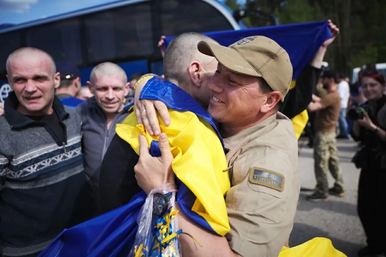 Tù binh Ukraine được trao trả vào ngày 23/5 tại tỉnh Chernihiv, phía bắc Ukraine. Ảnh: Văn phòng Tổng thống Ukraine