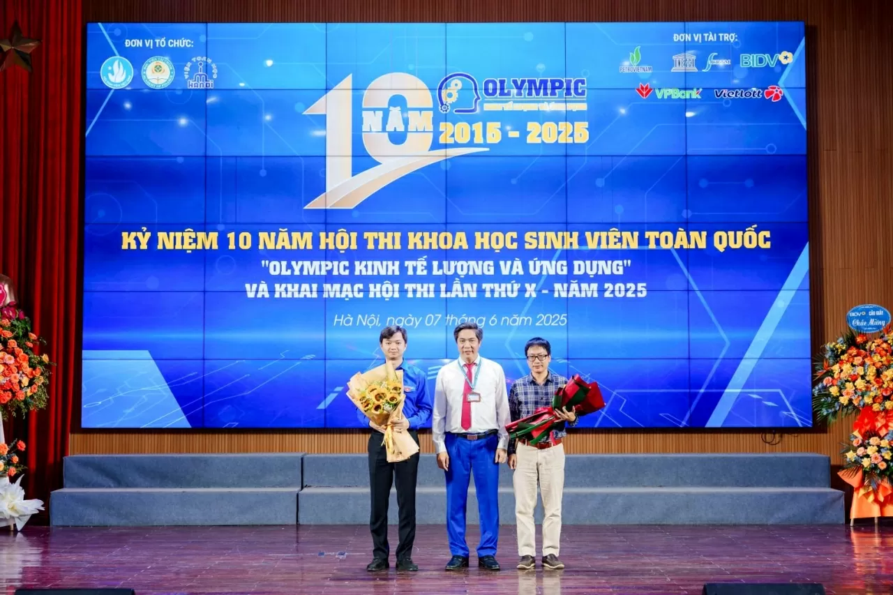 Ban tổ chức đã tặng hoa tri ân Trung ương Hội Sinh viên Việt Nam và Viện Toán học - hai đơn vị đã kiên trì đồng hành cùng với Học viện Tài chính. (Nguồn: Học viện Tài chính) Ban tổ chức đã tặng hoa tri ân Trung ương Hội Sinh viên Việt Nam và Viện Toán học - hai đơn vị đã kiên trì đồng hành cùng với Học viện Tài chính. (Nguồn: Học viện Tài chính)