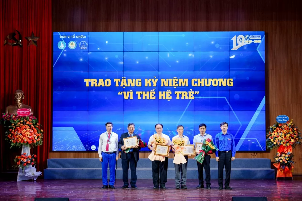 Trao tặng Kỷ niệm chương “Vì thế hệ trẻ” cho các nhà khoa học.