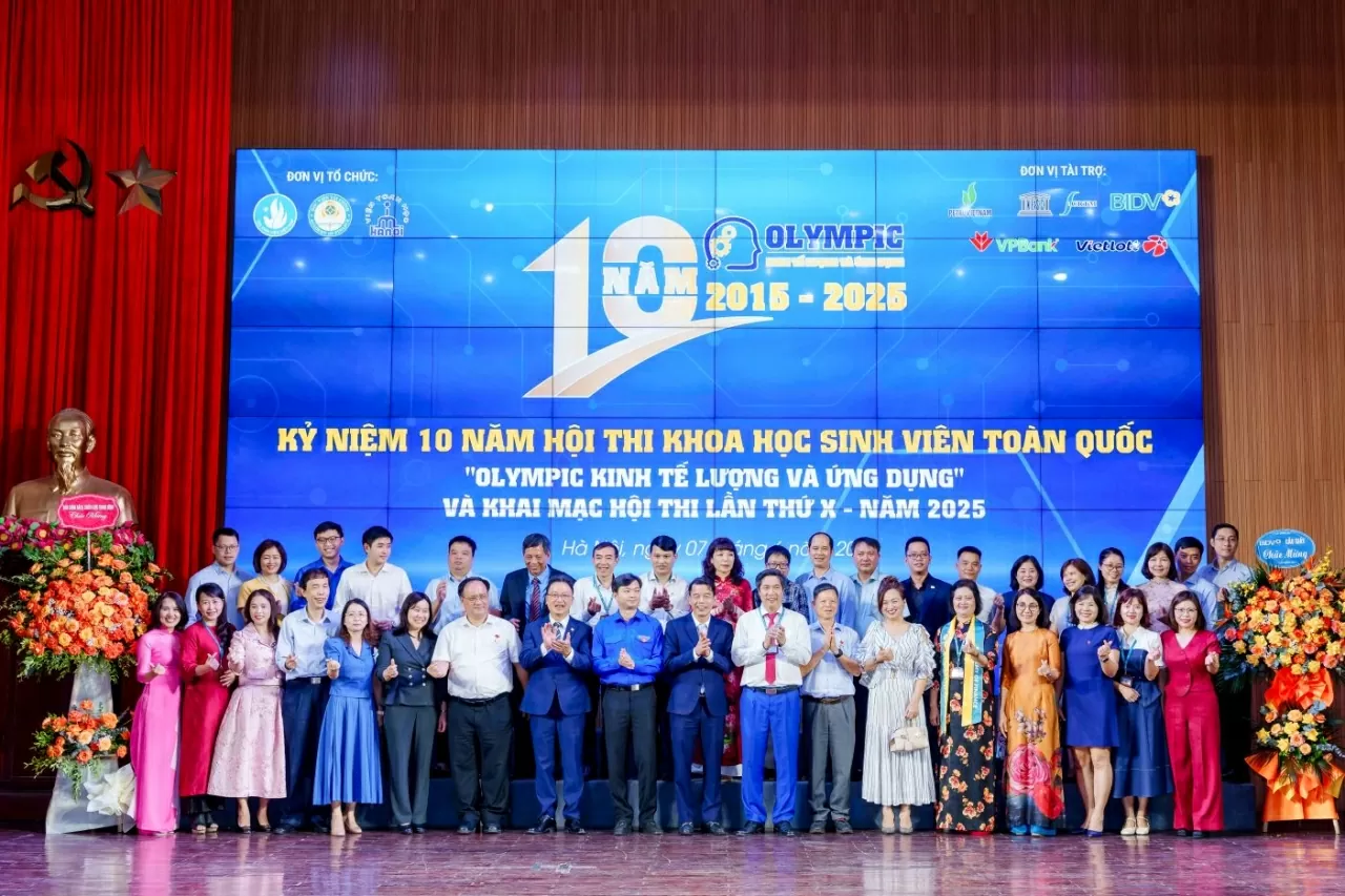 Các đại biểu tham dự chương trình kỷ niệm 10 năm Hội thi Olympic Kinh tế lượng và ứng dụng chụp ảnh lưu niệm. (Nguồn: Học viện Tài chính)