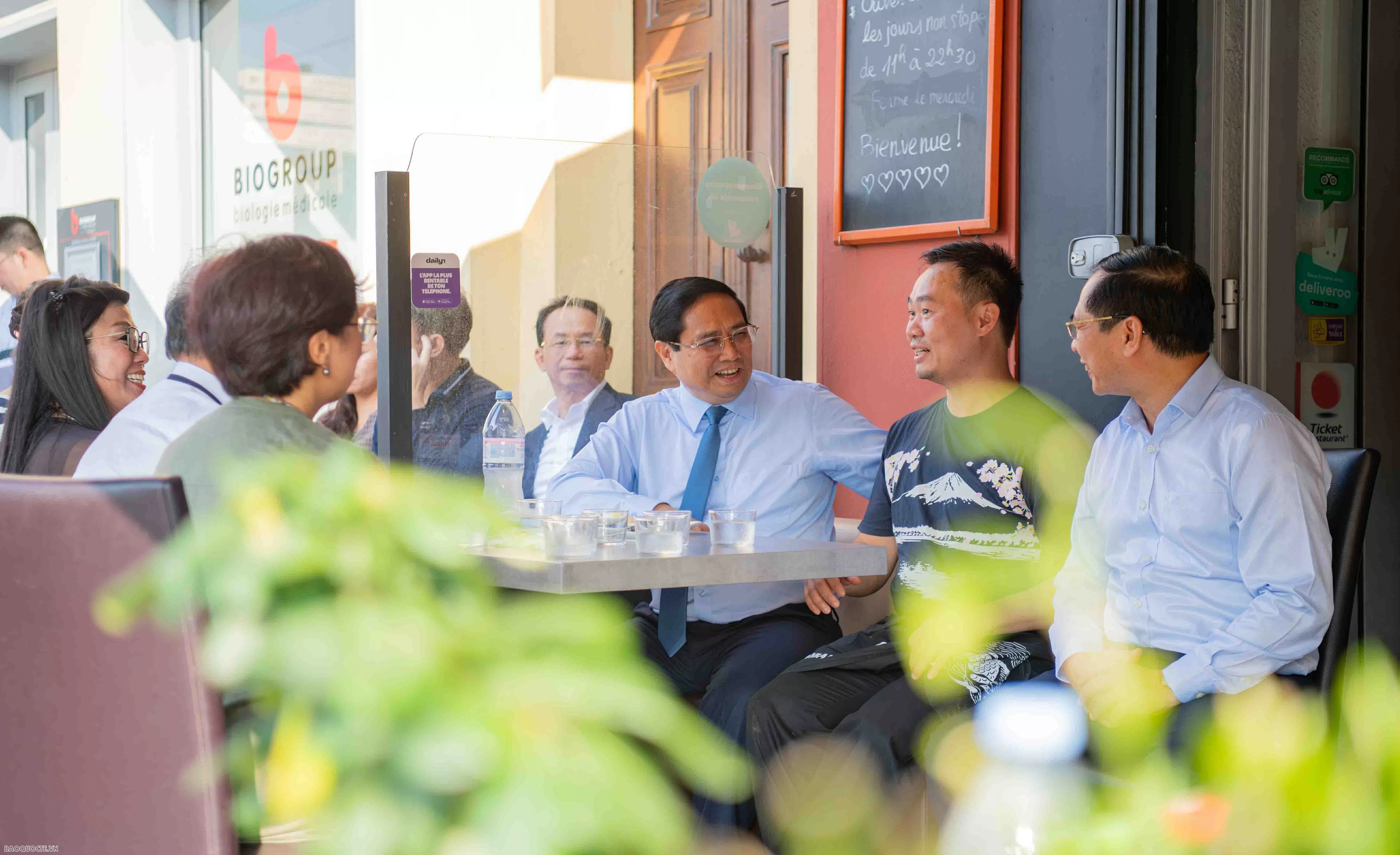 Cuộc gặp giữa Thủ tướng với bà con người Việt Nam ta tại Nice, Pháp