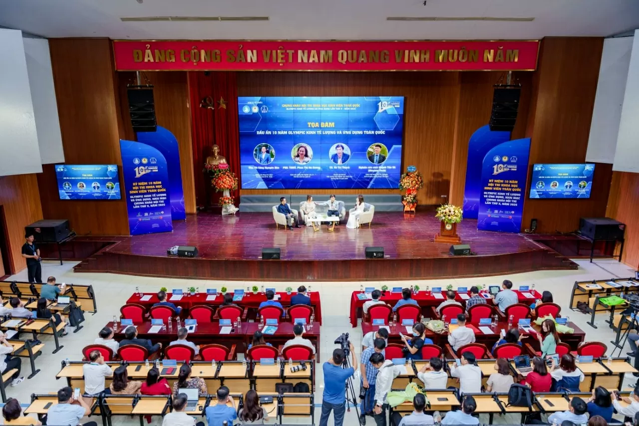 10 năm Hội thi Olympic Kinh tế lượng và ứng dụng: Tiếp tục là 'cánh đồng gieo mầm tri thức' 10 năm Hội thi Olympic Kinh tế lượng và ứng dụng: Tiếp tục là 'cánh đồng gieo mầm tri thức'