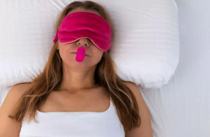 Xu hướng dán miệng lại khi ngủ ngày càng phổ biến, chuyên gia cảnh báo rủi ro khôn lường