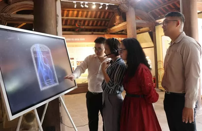 Các đại biểu trải nghiệm công nghệ thực tế ảo, trí tuệ nhân tạo AI. (Ảnh: Thanh Thương)