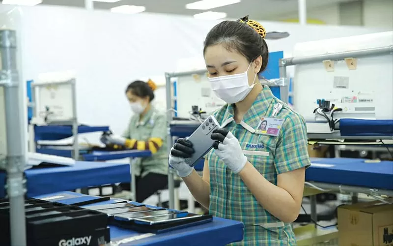 Công nhân làm việc tại Công ty Samsung Khu công nghiệp Yên Phong. (Nguồn: VOV) Công nhân làm việc tại Công ty Samsung Khu công nghiệp Yên Phong. (Nguồn: VOV)