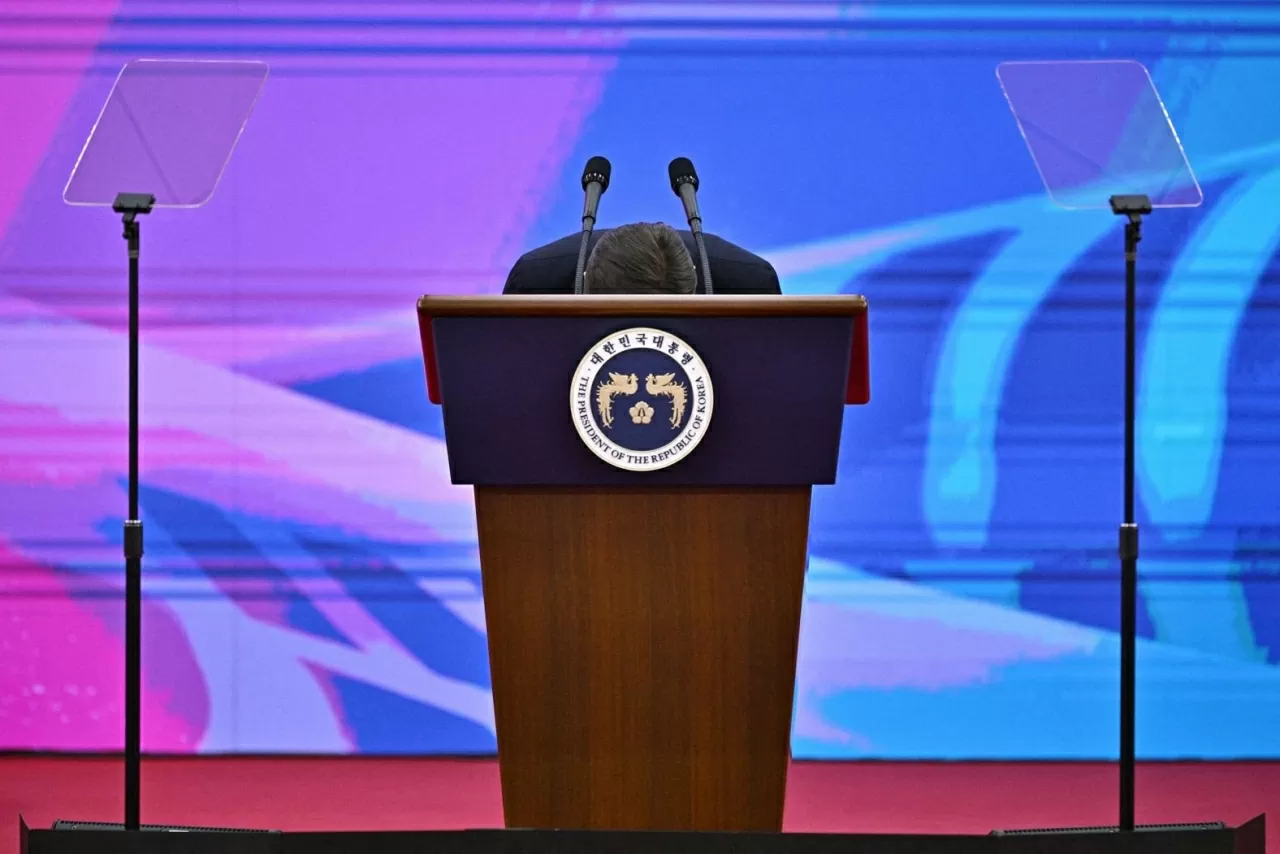 Tân Tổng thống Hàn Quốc Lee Jae-myung cúi đầu kết thúc lễ nhậm chức tại Seoul vào ngày 4/6. Ông Lee đã giành chiến thắng trong cuộc bầu cử Tổng thống với 49,42% phiếu bầu, bỏ xa các đối thủ khác. Nhiều nhà quan sát cho rằng, tân Tổng thống sẽ phải đối mặt với một loạt thách thức lớn trên tất cả các phương diện, đặc biệt là bài toán thuế quan với Mỹ. (Nguồn: AFP)