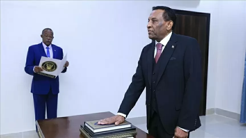 Ngày 31/5, tân Thủ tướng Sudan Kamil Idris tuyên thệ nhậm chức trước sự chứng kiến của Chủ tịch Hội đồng Chủ quyền chuyển tiếp Abdel Fattah al-Burhan. Tuy nhiên, đằng sau chiếc ghế quyền lực đã bỏ trống hơn 3 năm qua, ông Kamil Idris phải đương đầu với tình trạng xung đột đang diễn ra giữa quân đội chính phủ và lực lượng bán quân sự RSF kể từ tháng 4/2023, gây thiệt hại lớn về thương vong và khiến hàng triệu người phải di tản. (Nguồn: Anadolu)