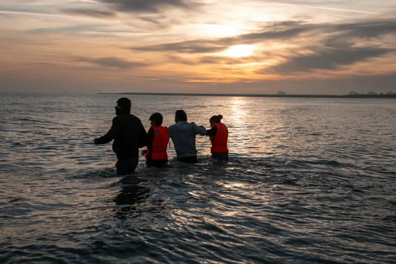 Nhiều người lội xuống biển để lên một chiếc thuyền cao su nhằm vượt qua eo biển Manche. Theo số liệu chính thức, hơn 1.100 người đã vượt biển sang Vương quốc Anh bằng các thuyền nhỏ vào thứ Bảy tuần trước – con số cao nhất được ghi nhận trong một ngày kể từ đầu năm nay. (Nguồn: Getty Images)