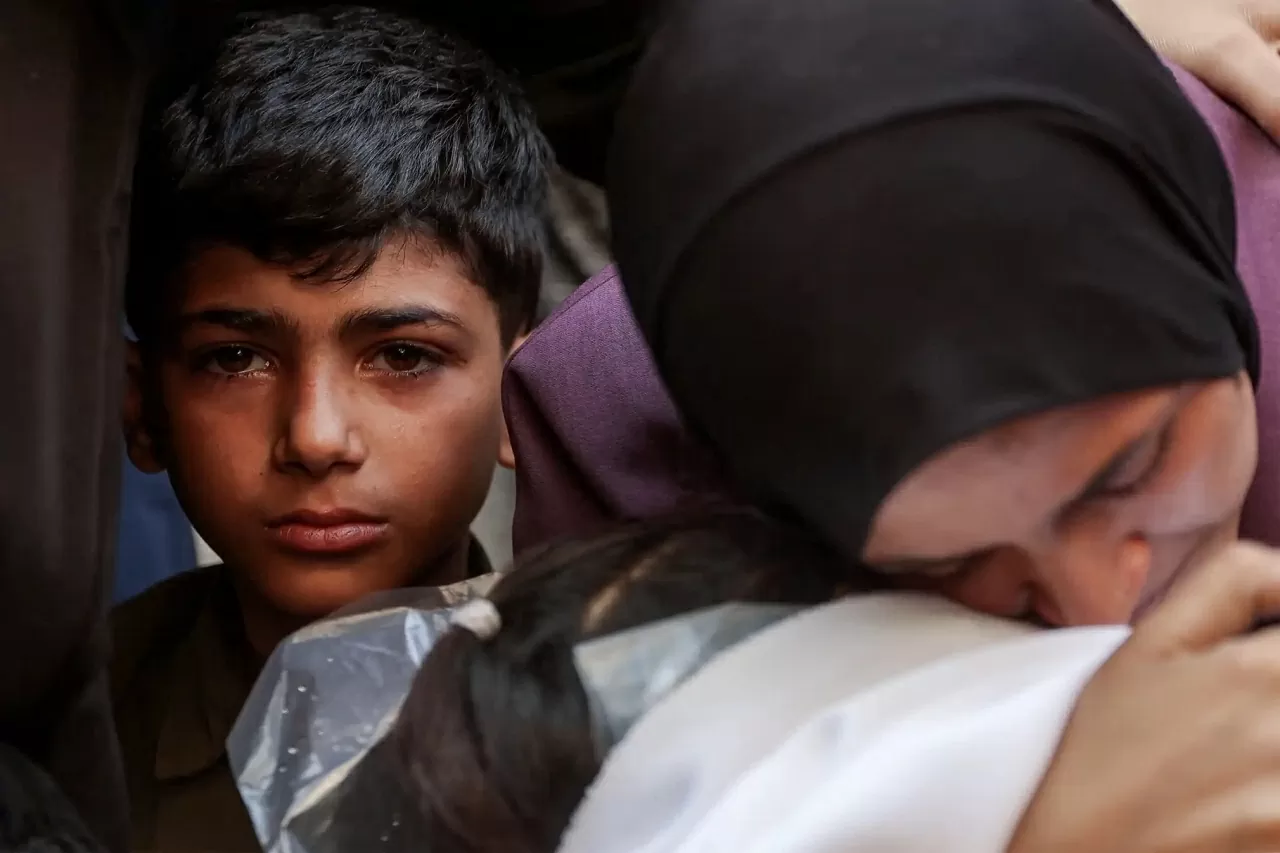 Một cậu bé tại bệnh viện al-Shifa ở Thành phố Gaza ngồi cạnh một phụ nữ đang than khóc bên thi thể nạn nhân thiệt mạng trong cuộc không kích của Israel vào ban đêm. Tuần này, Mỹ đã phủ quyết một nghị quyết của Hội đồng Bảo an Liên Hợp Quốc kêu gọi “ngừng bắn ngay lập tức, vô điều kiện và vĩnh viễn” tại Gaza, trong khi 14 nước còn lại trong hội đồng đều bỏ phiếu ủng hộ. (Nguồn: AFP)