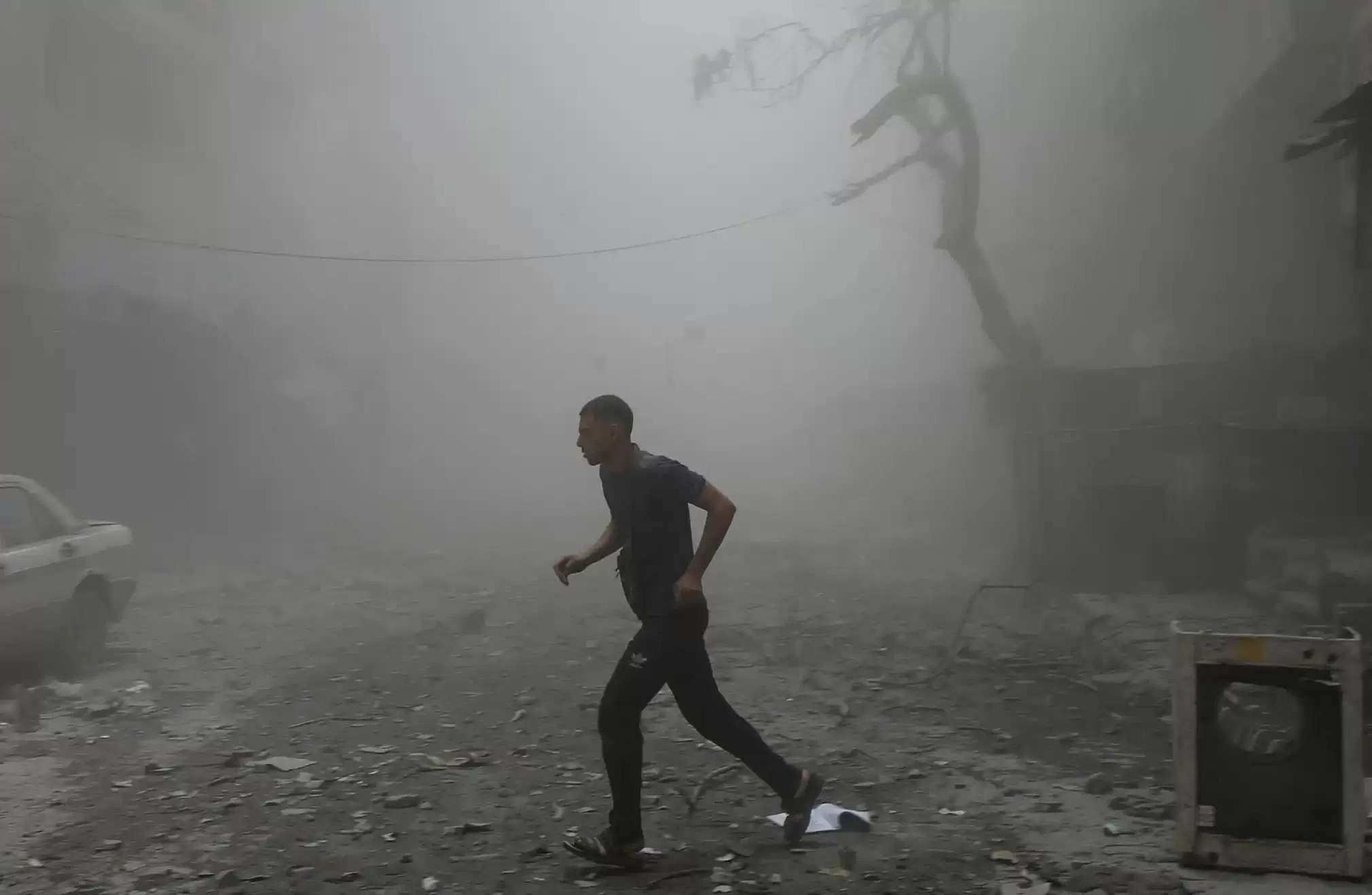 Một người đàn ông chạy gần hiện trường một vụ không kích của Israel nhằm vào một ngôi nhà ở Thành phố Gaza. Ít nhất 48 người đã thiệt mạng trong các cuộc oanh tạc của Israel trên khắp Dải Gaza vào thứ Tư, bao gồm 14 người trong một cuộc tấn công duy nhất nhằm vào một chiếc lều trú ẩn của những người sơ tán, theo cơ quan phòng vệ dân sự. Chiến dịch quân sự của Israel đã khiến hơn 54.000 người thiệt mạng tại Gaza, phần lớn là phụ nữ và trẻ em, theo Bộ Y tế Gaza. (Nguồn: Reuters)