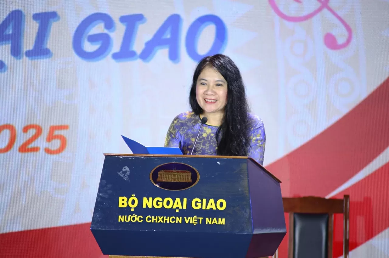 Khai mạc buổi Lễ , Bà Đỗ Ngọc Thủy, Chủ tịch Công đoàn Bộ Ngoại giao phát biểu buổi Liên hoan văn nghệ hôm nay được tổ chức nhằm tạo điều kiện cho đoàn viên cất cao lời ca, tiếng hát, lan tỏa niềm vui, niềm tự hào của mỗi cán Bộ Ngoại giao hướng về ngày Kỷ niệm 80 năm thành lập Ngành. (Ảnh: Thành Long) Khai mạc buổi Lễ , Bà Đỗ Ngọc Thủy, Chủ tịch Công đoàn Bộ Ngoại giao phát biểu buổi Liên hoan văn nghệ hôm nay được tổ chức nhằm tạo điều kiện cho đoàn viên cất cao lời ca, tiếng hát, lan tỏa niềm vui, niềm tự hào của mỗi cán Bộ Ngoại giao hướng về ngày Kỷ niệm 80 năm thành lập Ngành. (Ảnh: Thành Long)