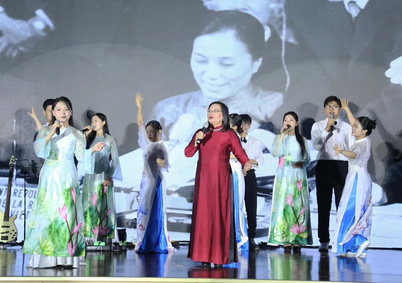 Tiết mục Khai mạc Liên hoan nghệ thuật chào mừng kỷ niệm 80 năm thành lập ngành Ngoại giao