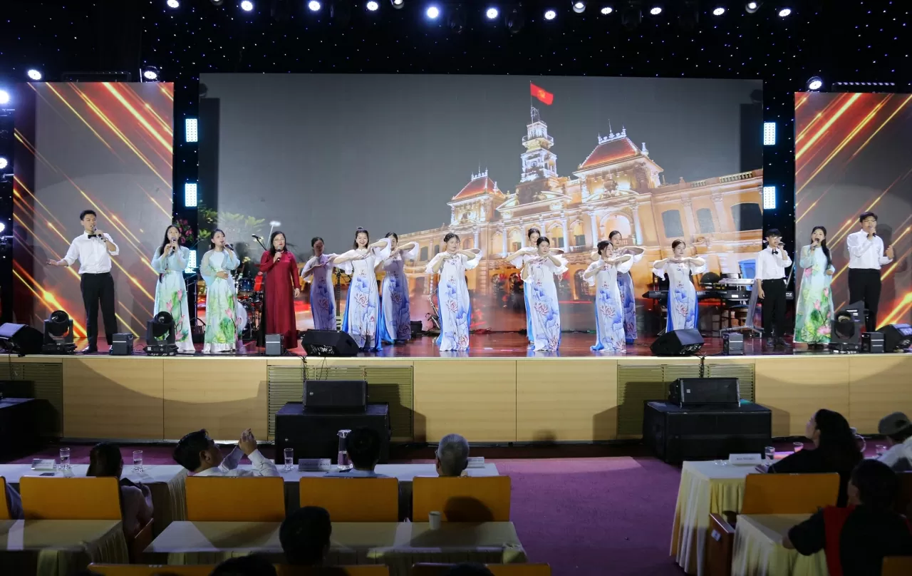 Tiết mục hòa chung không khí đầy tự hào hướng tới kỷ niệm 80 năm ngày thành lập ngành Ngoại giao (28/8/1945-28/8/2025). (Ảnh: Thành Long) Tiết mục hòa chung không khí đầy tự hào hướng tới kỷ niệm 80 năm ngày thành lập ngành Ngoại giao (28/8/1945-28/8/2025). (Ảnh: Thành Long)