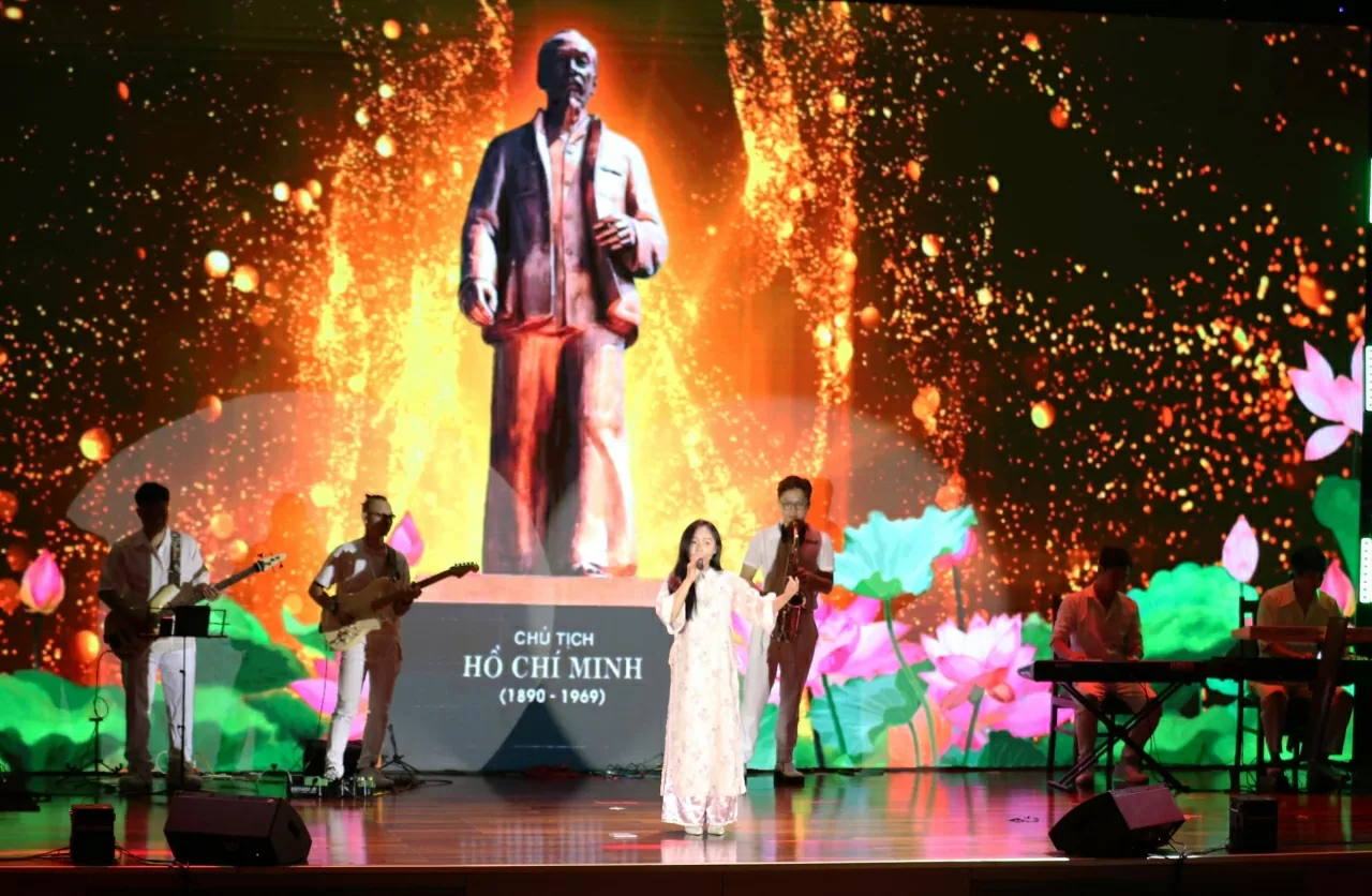 Ngoài những tiết mục do các cán bộ Ngoại giao, Đại học Văn hóa nghệ thuật quân đội cũng đóng góp tiết mục Khai mạc Liên hoan nghệ thuật chào mừng kỷ niệm 80 năm thành lập ngành Ngoại giao