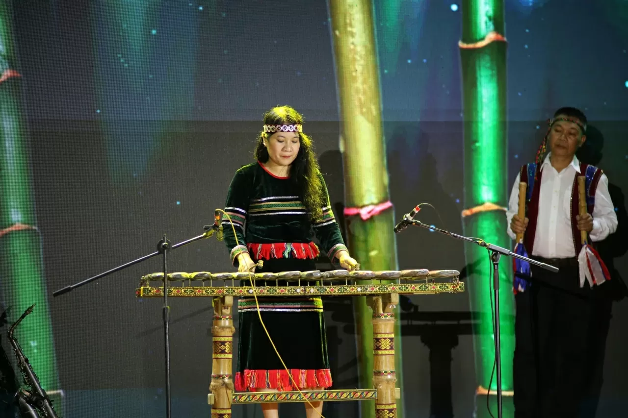 Chủ tịch Công đoàn Bộ Ngoại giao Đỗ Ngọc Thủy chỉ mất một tuần để làm quen và buổi diễn loại nhạc cụ đàn đá. (Ảnh: Thành Long)