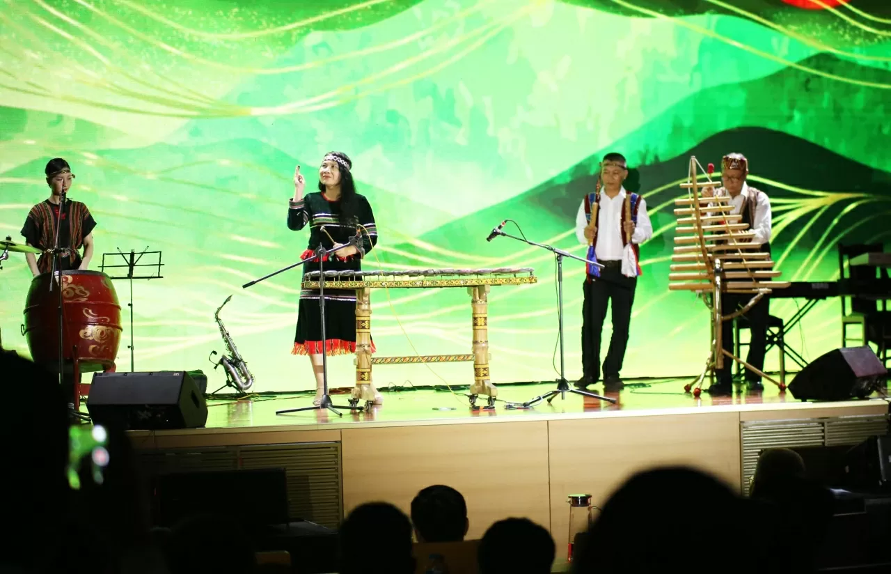 CLB âm nhạc đối ngoại - Công đoàn Bộ Ngoại giao trình diễn tác phẩm Khai mạc Liên hoan nghệ thuật chào mừng kỷ niệm 80 năm thành lập ngành Ngoại giao