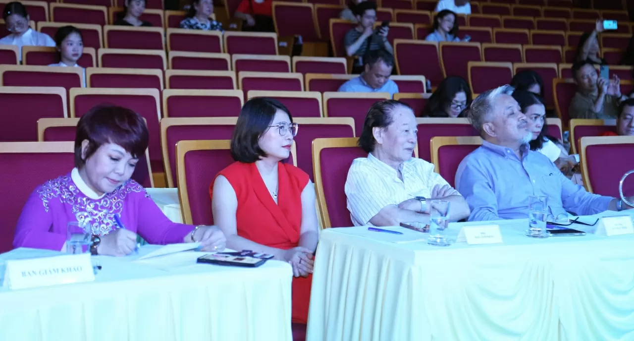 Thành phần BGK bao gồm ông Nguyễn Khắc Thiện – Trưởng đoàn nghệ thuật 19/5, Trưởng BGK; NSND Hoàng Xuân Bình, Đoàn nghệ thuật 19/5, thành viên BGK, NSND Phạm Thị Tố Uyên, Đoàn Nghệ thuật 19/5, thành viên BGK, Bà Phan Hoa, Ủy viên BCH Công đoàn BNG, thành viên BGK. (Ảnh: Thành Long) Thành phần BGK bao gồm ông Nguyễn Khắc Thiện – Trưởng đoàn nghệ thuật 19/5, Trưởng BGK; NSND Hoàng Xuân Bình, Đoàn nghệ thuật 19/5, thành viên BGK, NSND Phạm Thị Tố Uyên, Đoàn Nghệ thuật 19/5, thành viên BGK, Bà Phan Hoa, Ủy viên BCH Công đoàn BNG, thành viên BGK. (Ảnh: Thành Long)