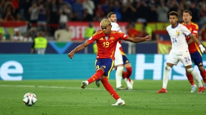 Ngôi sao Lamime Yamal thách thức Ronaldo và đánh bại Mbappe