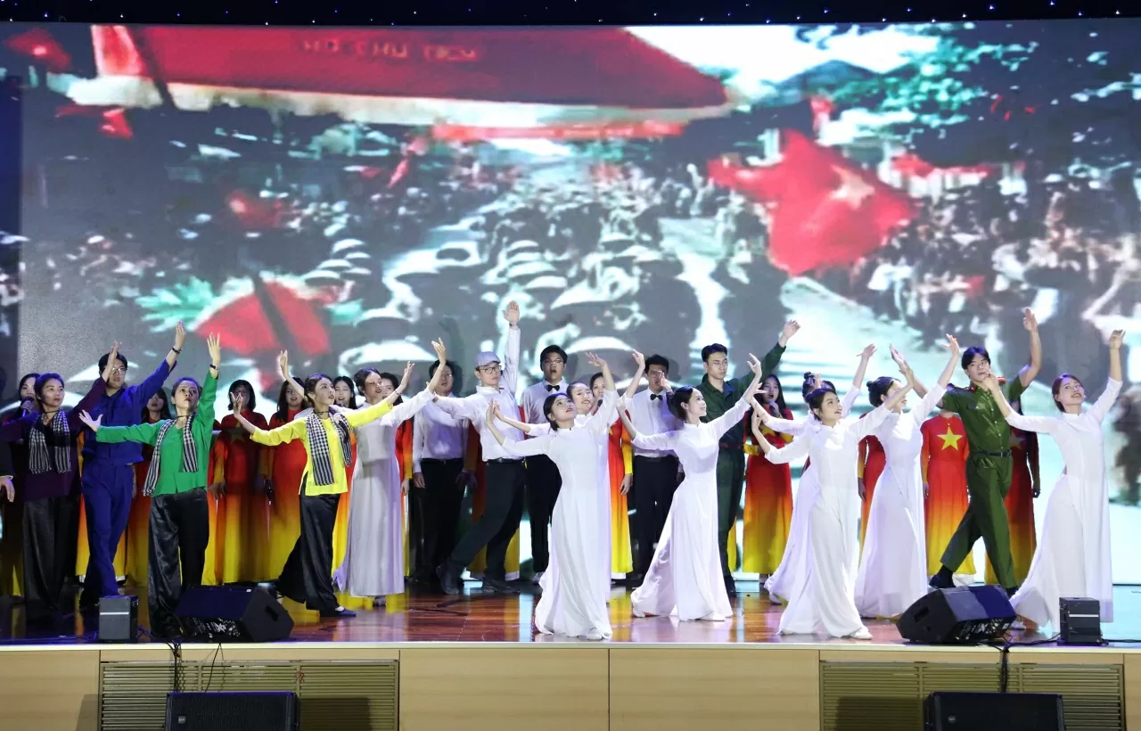 Tiết mục Ta tự hào đi lên ôi Việt Nam của Học viện Ngoại giao.