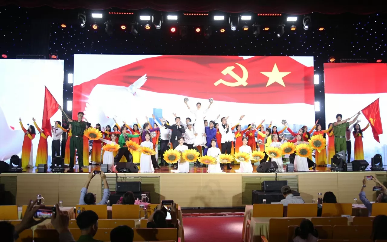 Tiết mục Ta tự hào đi lên ôi Việt Nam của Học viện Ngoại giao.