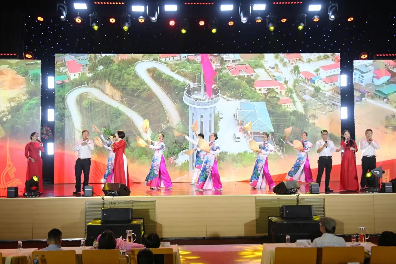 Tiết mục Mashup: Việt Nam trong tôi là - Một vòng Việt Nam của Cục Phục vụ Ngoại giao đoàn.