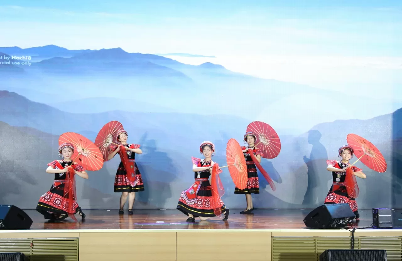 Tiết mục Phiên chợ ngày xuân của Học viện Ngoại giao.