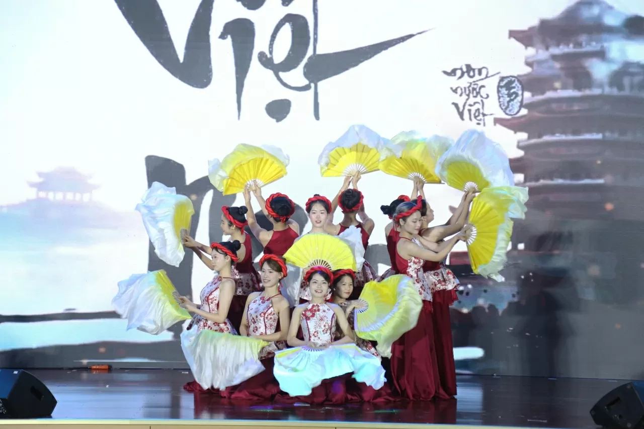 Tiết mục Thư pháp, Tiếng Việt, Máu đỏ da vàng của Học viện Ngoại giao.