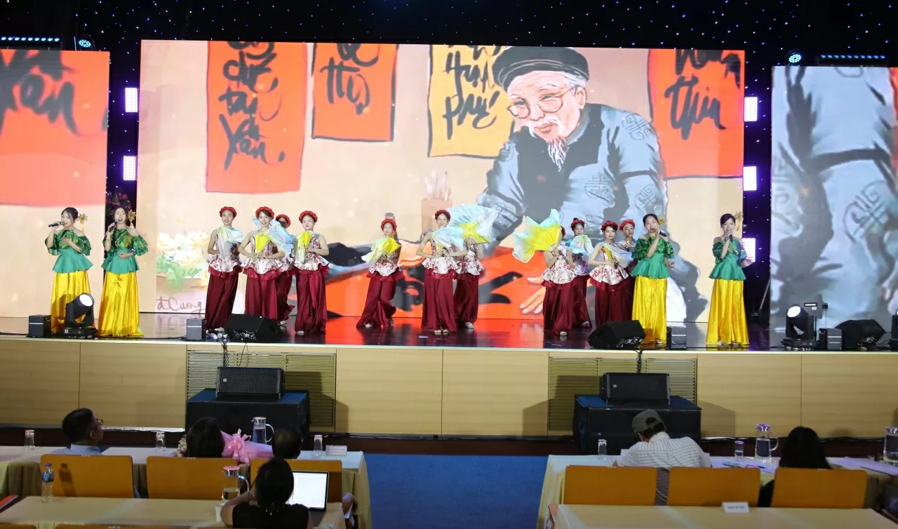 Tiết mục Thư pháp, Tiếng Việt, Máu đỏ da vàng của Học viện Ngoại giao.