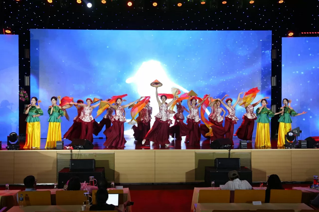 Tiết mục mashup Việt Nam trong tôi là - Một vòng Việt Nam của Cục Phục vụ Ngoại giao đoàn.