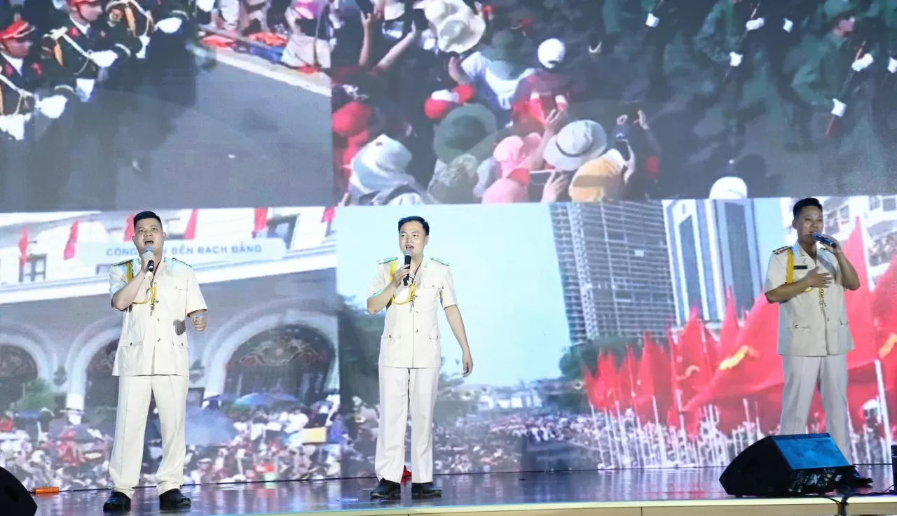 Tiết mục tốp ca nam Đội Văn nghệ xung kích Trung đoàn 31.