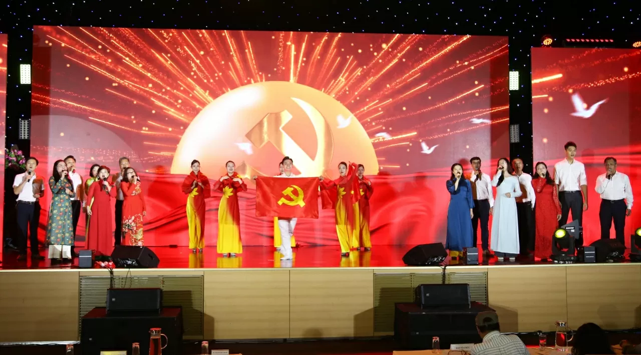 Mashup Lá cờ Đảng - Đảng là cuộc sống của tôi của Văn phòng Đảng ủy - Đoàn thể - Vụ tổ chức cán bộ - Vụ Chính sách đối ngoại - Báo TG&VN.