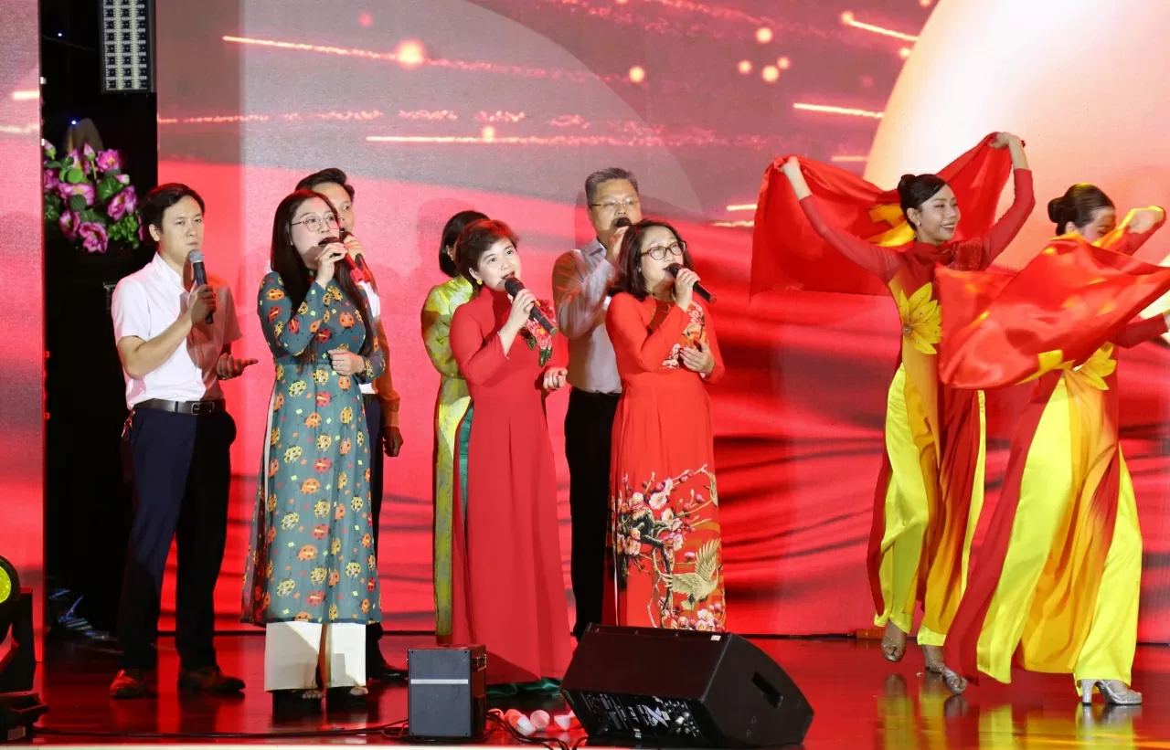 Mashup Lá cờ Đảng - Đảng là cuộc sống của tôi của Văn phòng Đảng ủy - Đoàn thể - Vụ tổ chức cán bộ - Vụ Chính sách đối ngoại - Báo TG&VN.