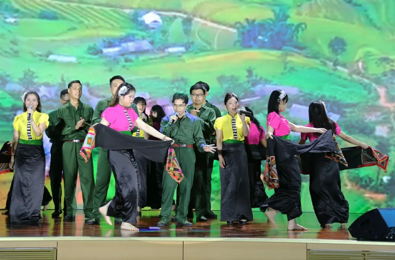 Tiết mục Chiếc khăn phiêu của Ủy ban Nhà nước về Người Việt Nam ở nước ngoài.